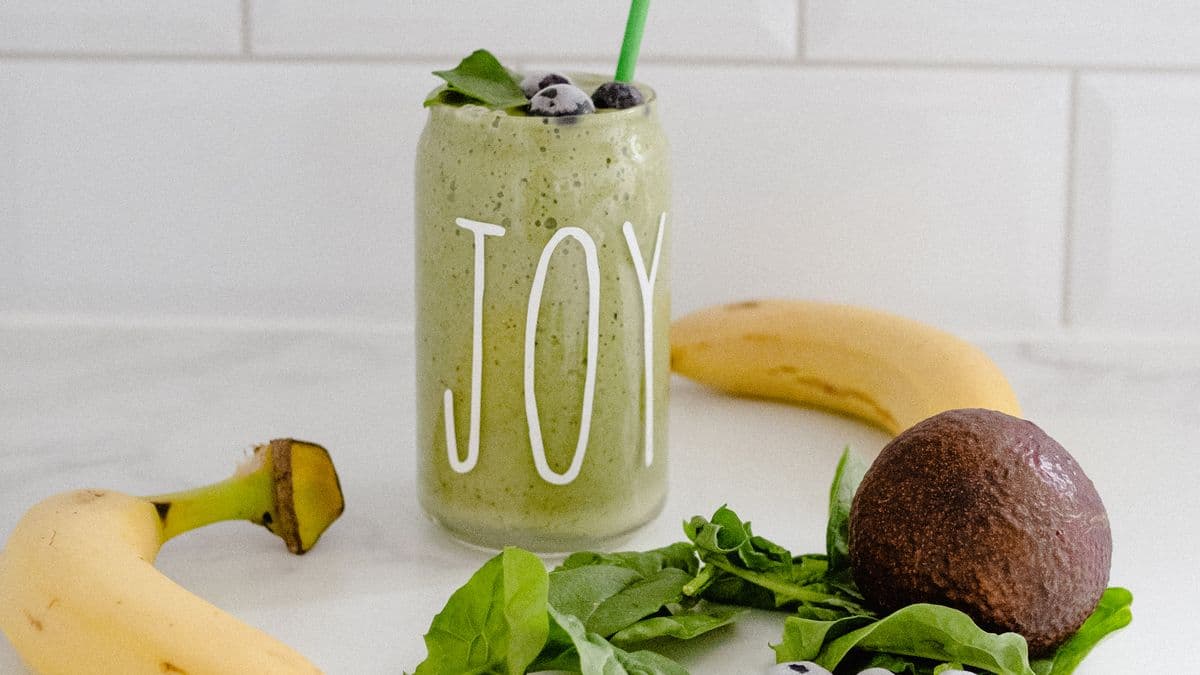 Batido verde con plátano, arándanos y espinacas para antes o después de entrenar