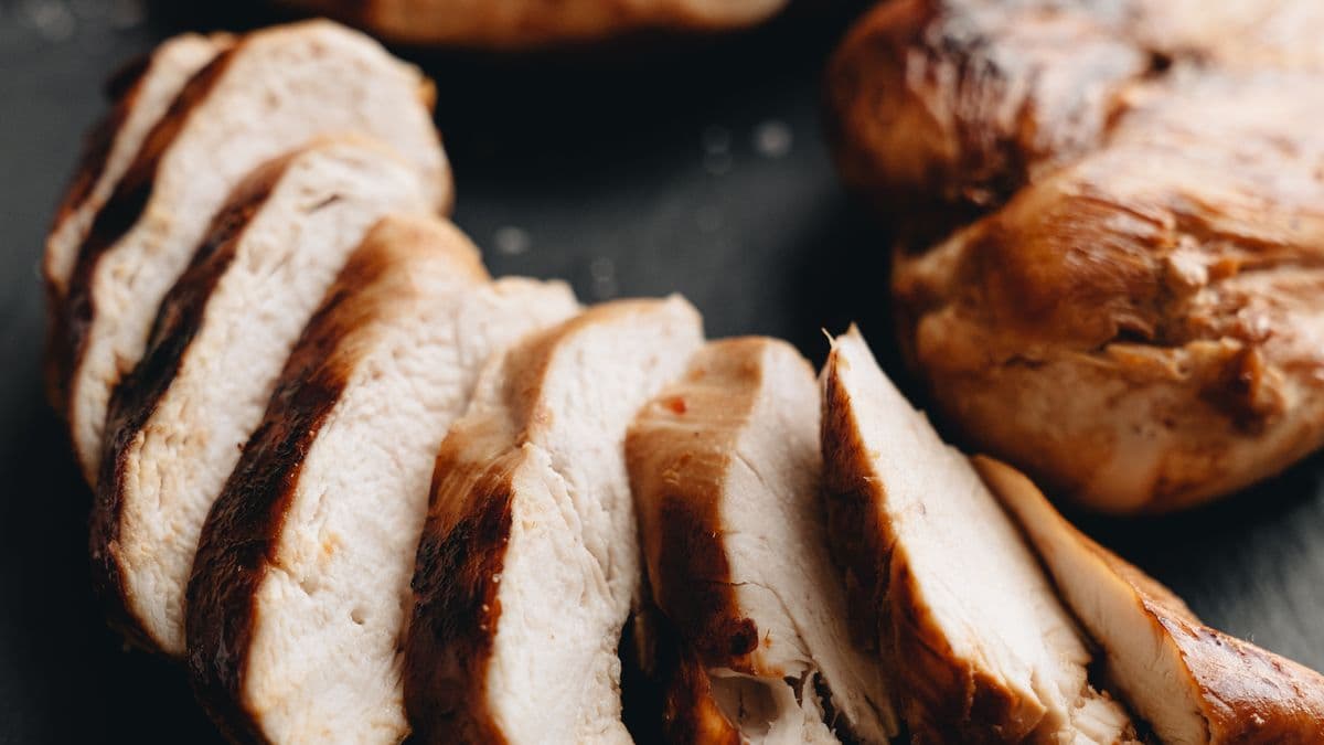Pechuga de pollo a la plancha en lonchas, fuente rica en proteína