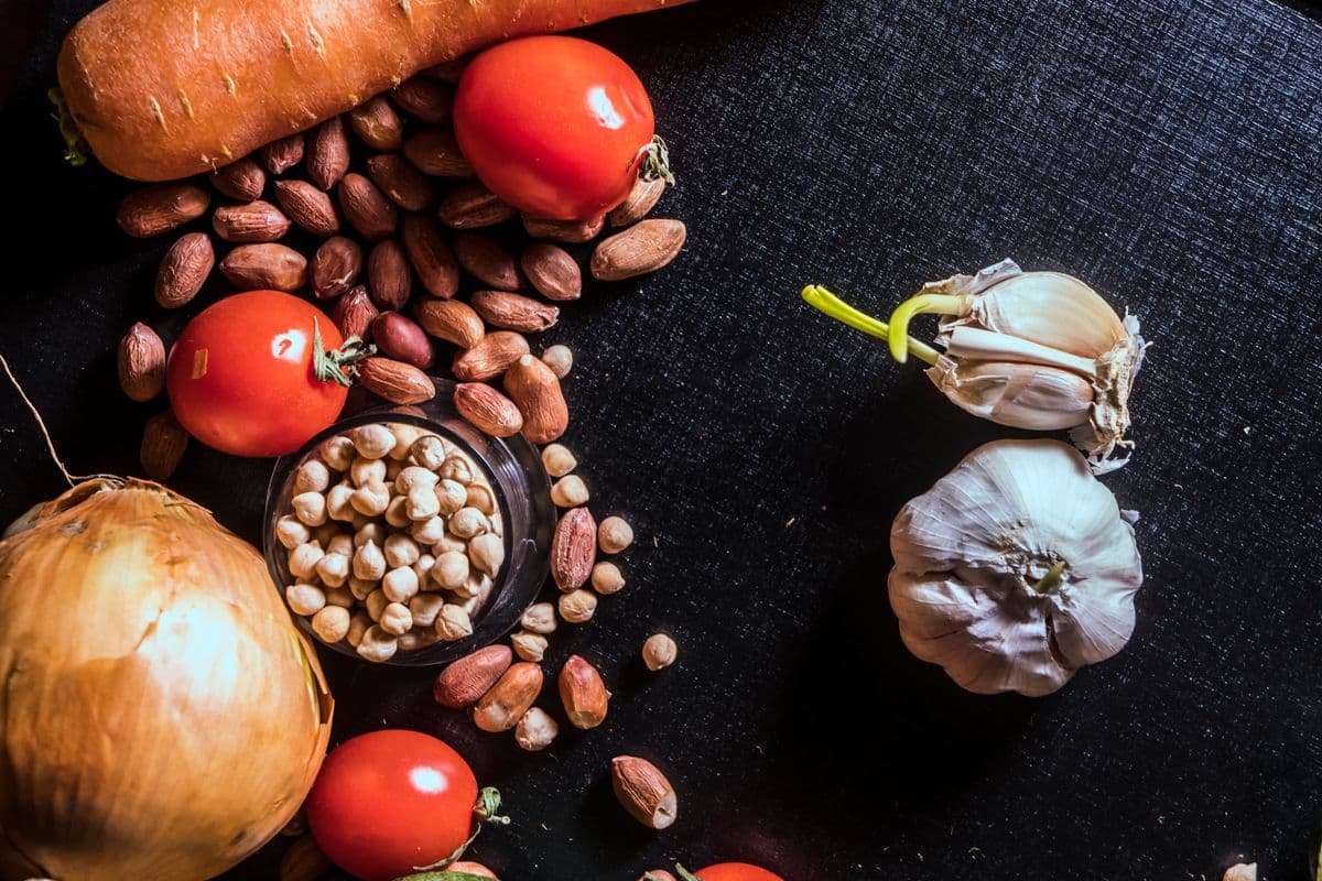 Alimentos frescos y saludables sobre fondo oscuro